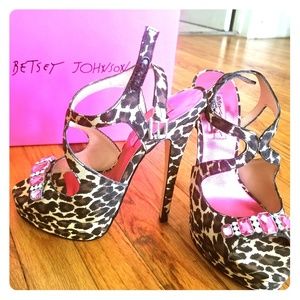 Betsey Johnson limited edition leopard satin 5 inc